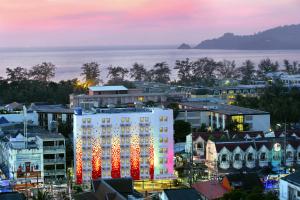 芭东海滩Red Planet Phuket Patong - SHA Extra Plus的一座城市,晚上有一座有照明的建筑