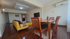 蒙巴萨Ary Beachfront Homestay Nyali- On Mombasa Beach的用餐室以及带桌椅的起居室。