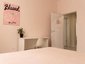 乌兰巴托Cozy two bedroom in heart of UB的卧室配有白色的床和白色椅子