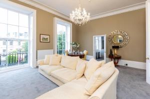 切尔滕纳姆Elizabeth House Flat 2的客厅配有白色沙发和吊灯。