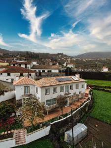 瓦莱迪坎布拉Coliving The VALLEY Portugal private bedrooms with a single or a double bed, a shared bedroom with a bed and futons, shared bathrooms and a coworking space open 24-7的白色房子的空中景色