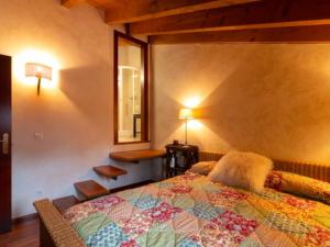 埃尔塔特Bombonera romántica con vistas a Grandvalira的一间卧室配有床,床上装有被子