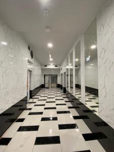 卡托维兹Apartamenty Katowice Chopina 16的走廊上设有黑白格子地板