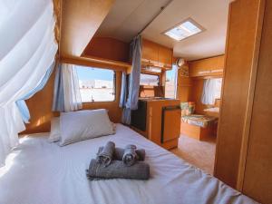 蒂纳霍Glamping Caravan Lanzarote的卧室配有一张位于走廊的床铺