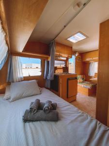 蒂纳霍Glamping Caravan Lanzarote的一张床上,里面放着两条毛巾