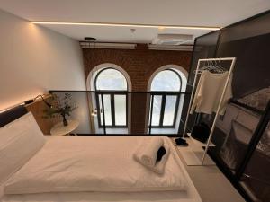 维也纳Fesh Lofts的一间卧室设有一张床和砖墙