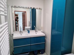 LangweerDe alve marren的一间带水槽和镜子的浴室