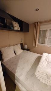 文代讷escale océane的一间卧室配有一张带白色床单的大床