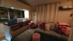 文代讷escale océane的客厅配有带色彩缤纷枕头的沙发