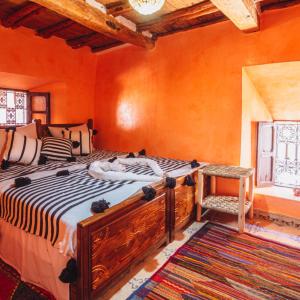 伊姆利尔Atlas Kasbah Lodge的一间卧室设有一张大床和一个窗户。