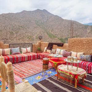 伊姆利尔Atlas Kasbah Lodge的带沙发的客厅,享有山景