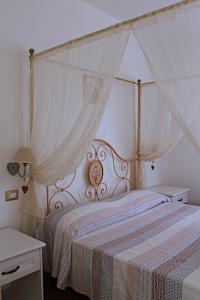 内比达Guest House Bellavista Nebida的一间卧室配有一张带天蓬的白色床