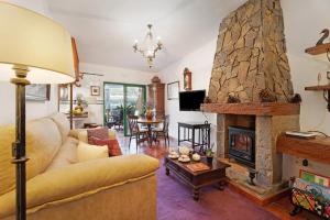 布埃纳维斯塔德尔诺尔特La Cuadra的带沙发和壁炉的客厅