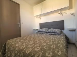 勒拉旺杜Résidence AZUR1 Appartement 251的一间卧室配有一张带棕色棉被的床