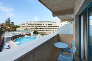 拉克鲁斯Alua Tenerife的享有游泳池和酒店景致的阳台