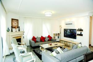 达利安Stunning 4 bedrooms Luxury Villa Kaan Dalyan的带沙发和电视的客厅