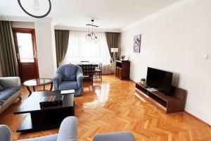 安卡拉A large, comfortable flat in the best area of Ankara, Turkey的带沙发和电视的客厅