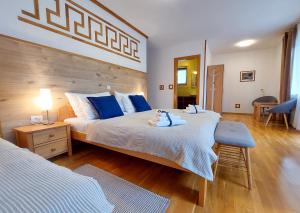 普利特维采湖Plitvice Lower Lakes Rooms的一间卧室配有一张带蓝色枕头的大床
