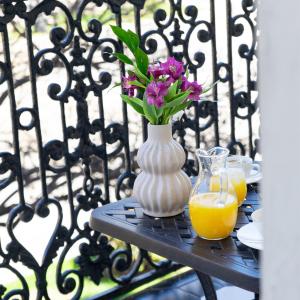 第比利斯TIFLIS OPERA Aparthotel的花瓶和橙汁的桌子