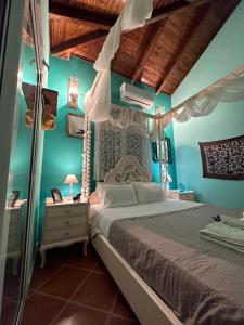 萨拉米斯Saronic Seafront的一间卧室配有一张带蓝色墙壁的大床