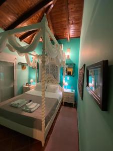 萨拉米斯Saronic Seafront的一间卧室,卧室内配有一张天蓬床