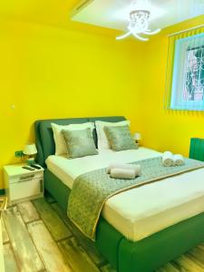 索非亚Sofiel cozy apartment - Top Center Sofia的一间卧室设有两张黄色墙壁的床
