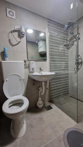 科托尔Montenegro Hostel 4U的浴室配有卫生间、盥洗盆和淋浴。