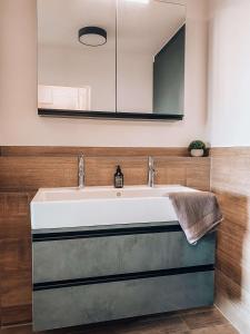 博登湖畔克雷斯波洛Sonnenhof Apartments的一间带水槽和镜子的浴室