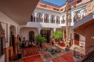 马拉喀什riad dar nejma & Spa的享有带庭院的建筑的顶部景致