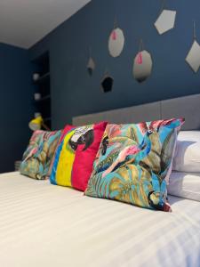 里士满Stable Yard Rooms的床上有两张色彩缤纷的枕头