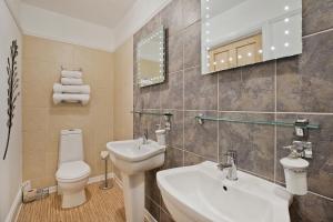 法利White Rose Guest House的一间带水槽、卫生间和镜子的浴室