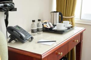 伦敦The Prime London Hotel的一张桌子和一部电话