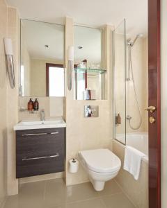 伦敦The Prime London Hotel的浴室配有卫生间、盥洗盆和淋浴。