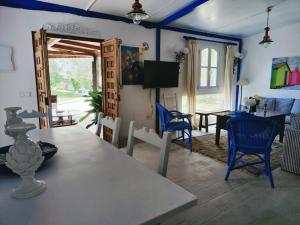 马贝拉La Casita by Teresa的客厅配有桌子和蓝色椅子