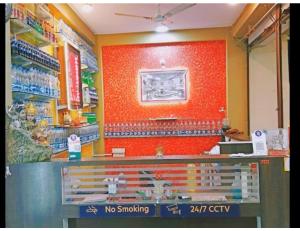 乌贾因T24:Hotel & Restaurant, Ujjain的商店里没有吸烟柜台的商店