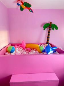 利物浦The Pink Jungle, Yes It Exists!的玩具房,设有粉红色的房间和玩具浴缸