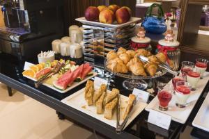 波兹南波兹南德席尔瓦高级酒店的自助餐,包括各种食物在餐桌上