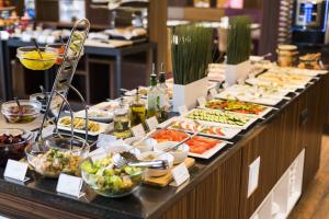 波兹南波兹南德席尔瓦高级酒店的包含多种不同食物的自助餐