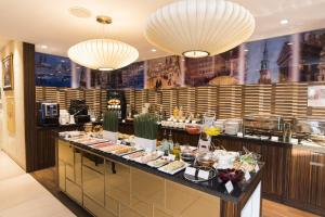 波兹南波兹南德席尔瓦高级酒店的餐厅的自助餐点,展示着食物