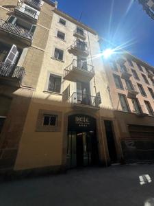 巴塞罗那Central and Basic Drassanes HOSTEL的太阳照耀着的一座高楼