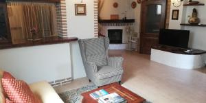 瓦尔玛德雷拉Relais Garden Lecco的客厅配有椅子和电视