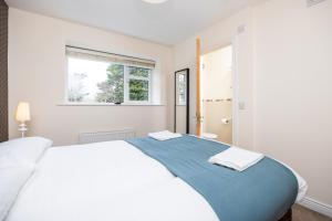 都柏林Errigal House, Eglington Road, Donnybrook, Dublin 4 -By Resify的白色的卧室设有一张大床和一个窗户