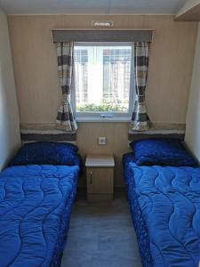 卡兰茨奥赫CS 71 - Vakantiepark Callassande的小型客房 - 带2张床和窗户