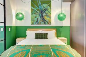 开普敦WEX1 Private Apartments by Perch Stays的一间卧室配有一张带绿色墙壁的床