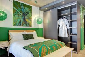 开普敦WEX1 Private Apartments by Perch Stays的一间卧室设有一张床和绿色的墙壁