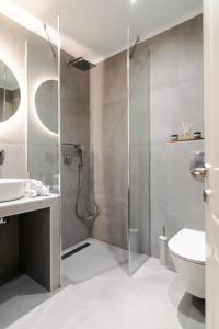 希维利Samel Hotel的带淋浴、盥洗盆和卫生间的浴室