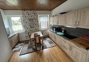 哈姆Haus Medaillon的厨房配有木制橱柜和桌椅
