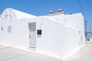 卡特瑞杜斯Acrus Villa Santorini with Heated pool的白色的建筑,边有一扇门