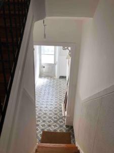 里斯本Angels Homes-n27, 2ºfloor - Bairro Tipico, Centro Lisboa的走廊设有通往门的楼梯