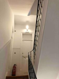 里斯本Angels Homes-n27, 2ºfloor - Bairro Tipico, Centro Lisboa的一道带灯和白色门的楼梯